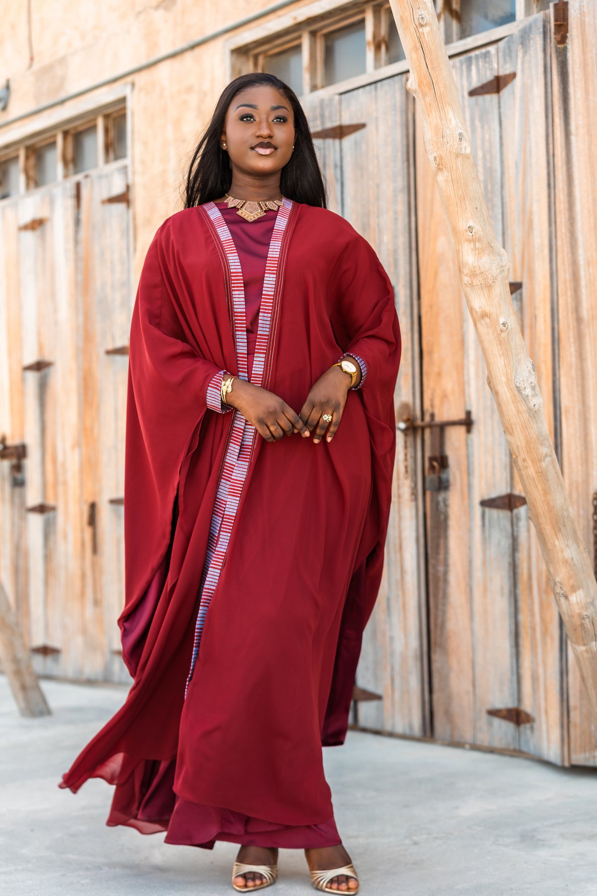 Amara Abaya – maroon pagne tissé silver red – modest fashion UAE – Misendy